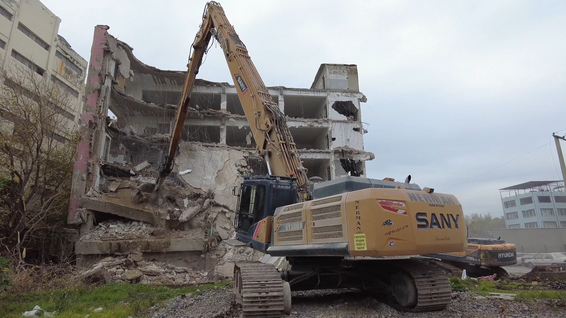 拆除新紀元 三一SY500長臂挖掘機助力高層建筑解體